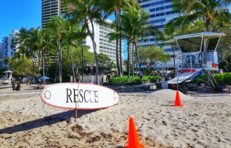 Hawaii packing list: Pack sun bum sunscreen for an instagram pic with the sun bum monkey face on the lifeguard surfboard at Waikiki beach! ;)