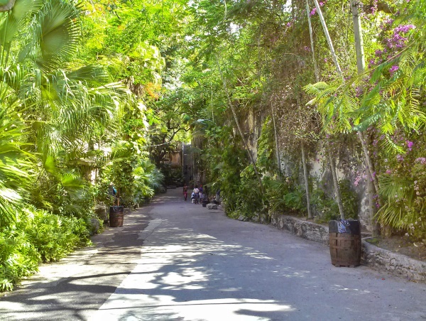 Directions to Queen's Staircase from cruise port: Near hospital, Nassau, Bahamas