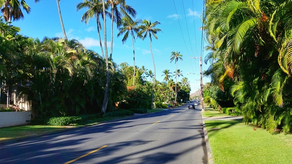 How to get to Hanauma Bay biking: Bike route through residential neighborhood from Waikiki to Hanauma Bay, Oahu, Hawaii