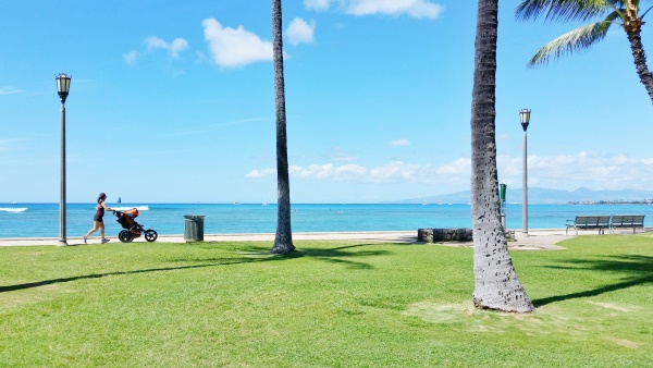 Oahu hikes with strollers: Waikiki Beach path near Kapiolani Park with kids and toddlers. Family-friendly hiking trail on Oahu, Hawaii
