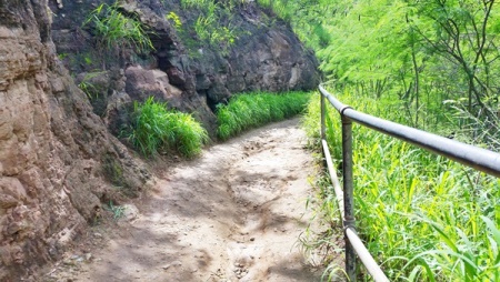 What to wear hiking Diamond Head: Hiking shoes vs flip flops, Oahu, Hawaii